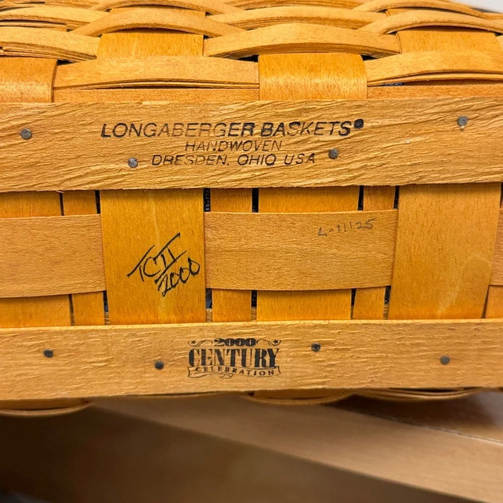 Longaberger 2000 VIP Basket with liner, protector, and handle gripper. - Picture 6 of 7